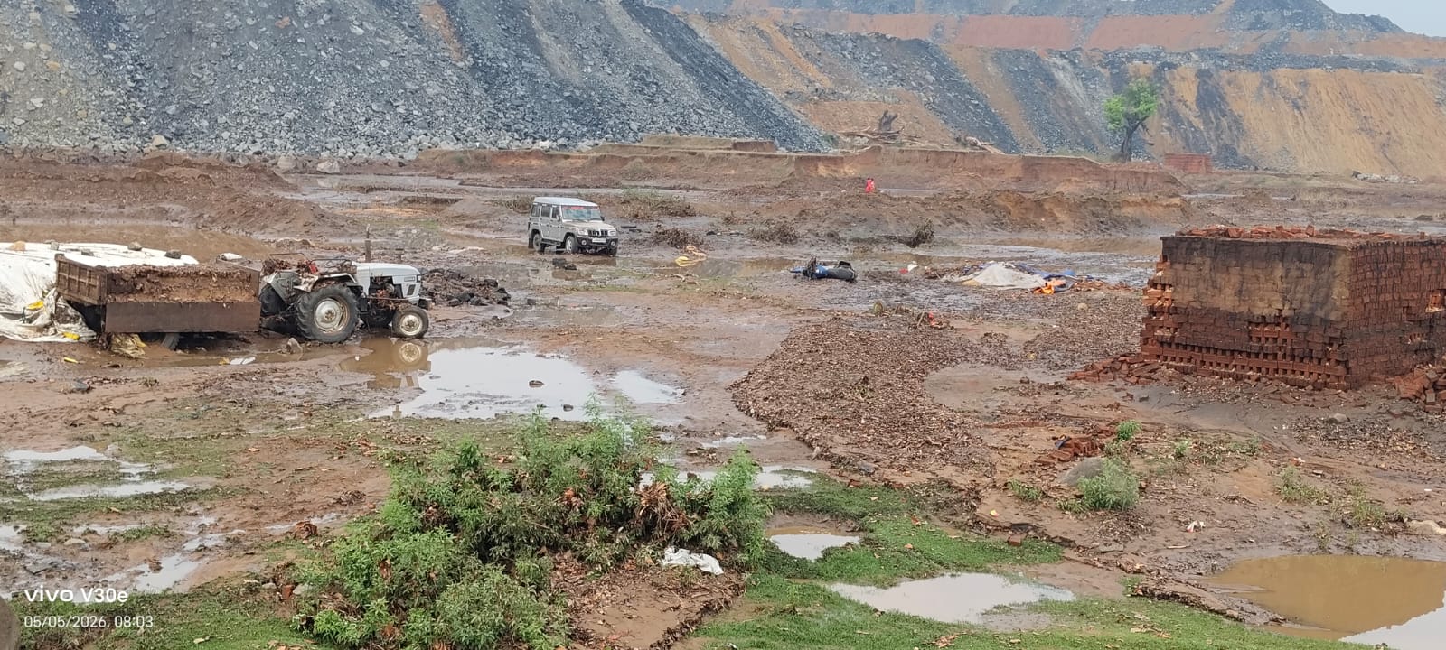 बड़कागांव: NTPC पकरी बरवाडीह परियोजना द्वारा पकवा नदी में रोड बनाने से आई बाढ़, 10 गाड़ियां बही, कई लोग लापता
